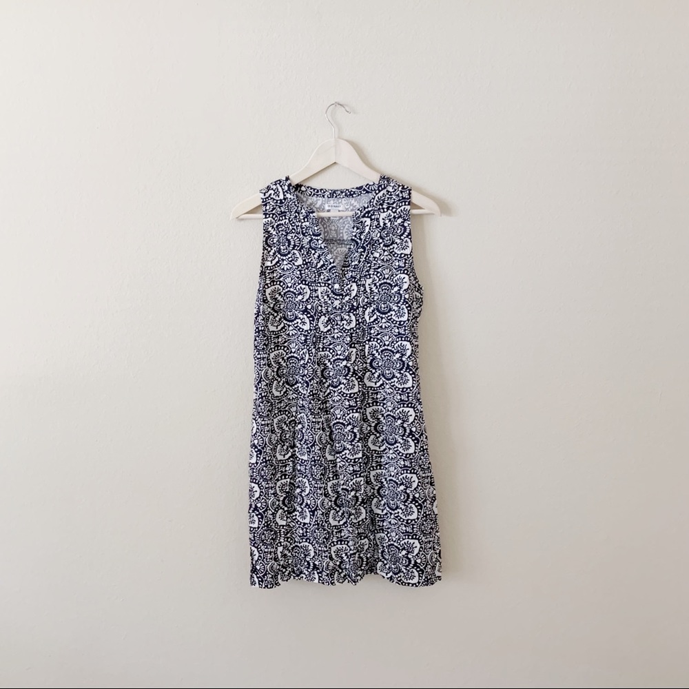 LIKE NEW! NAVY BLUE & WHITE SLEEVELESS PATTERNED MINI DRESS!